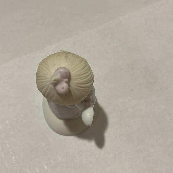 Precious Moments: Jesus Loves Me E-1372/G - Picture 5 of 6